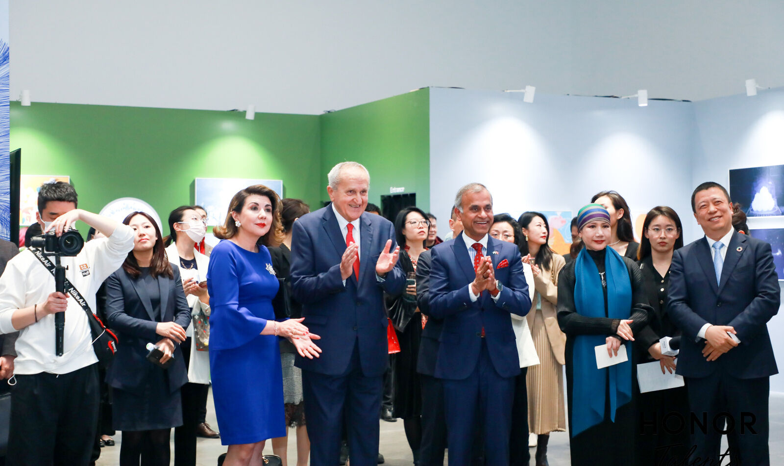 美向新生，多国驻华使节共赏HONOR Talents艺术巡展