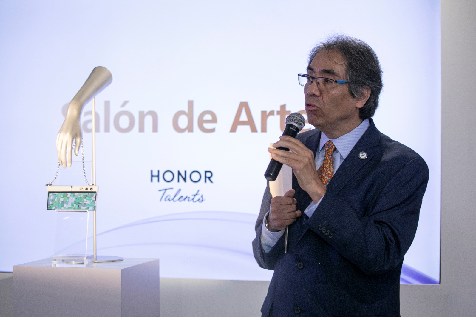 Julio Frias Peña在艺术沙龙环节发言