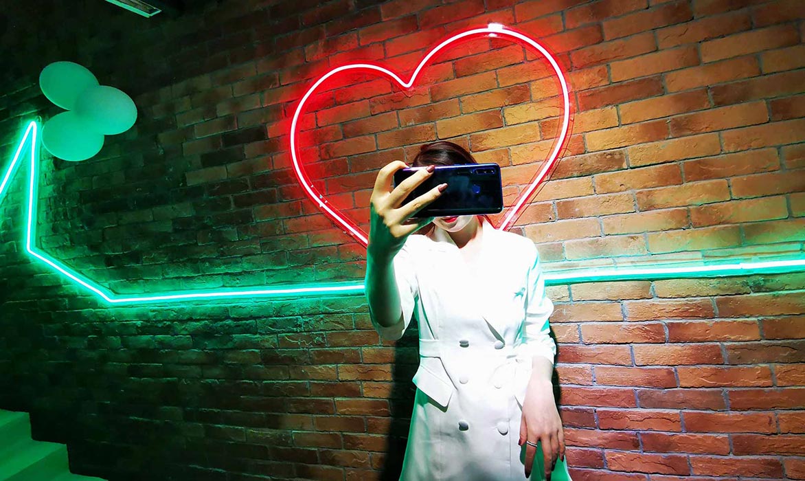 美女测试荣耀20i自拍效果，这自拍你满意吗