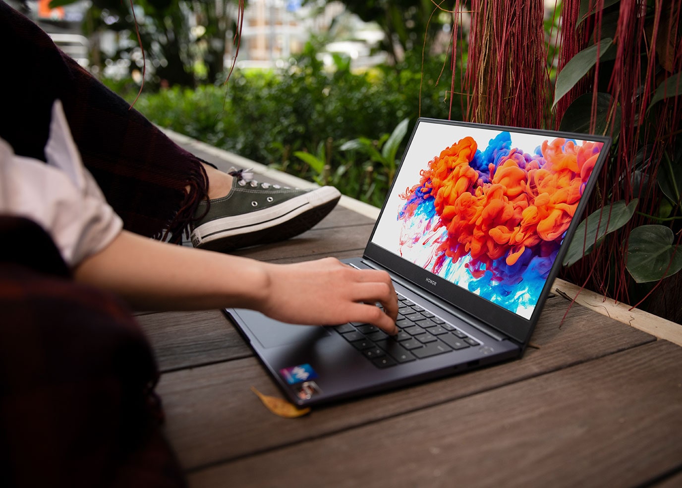 Nový notebook na trhu HONOR MagicBook ohromuje výdrží bateriea při testování nabil i čtyřkolku