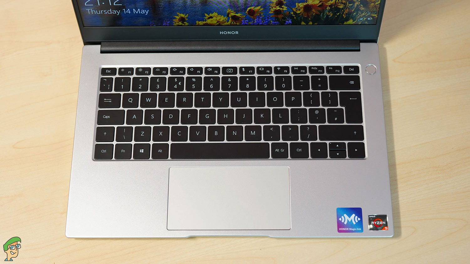 A very familiar keyboard and trackpad setup, if you’ve been using a MacBook.
