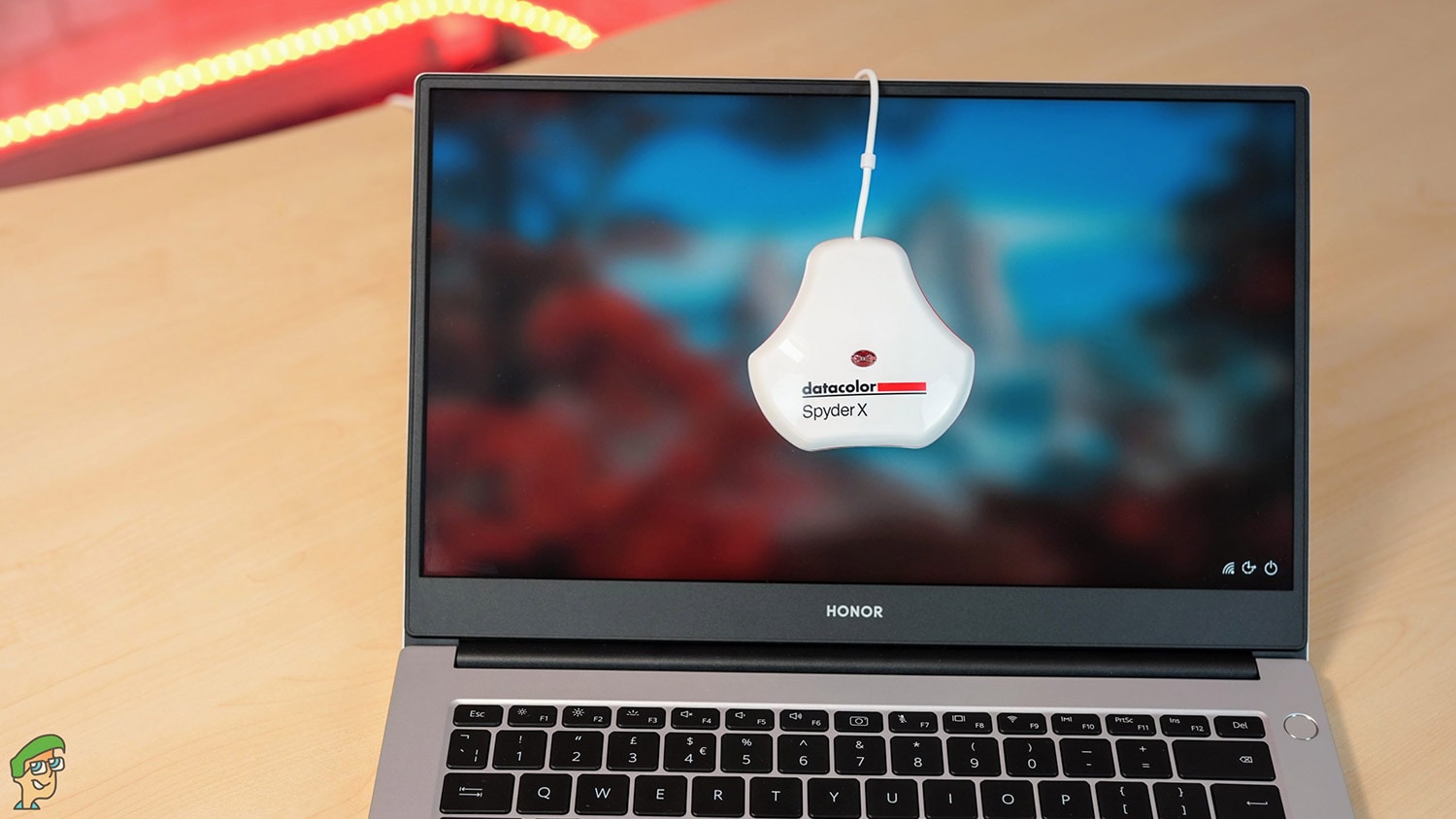 Datacolor Spyder X Calibration device mounted on the display of the HONOR MagicBook 14