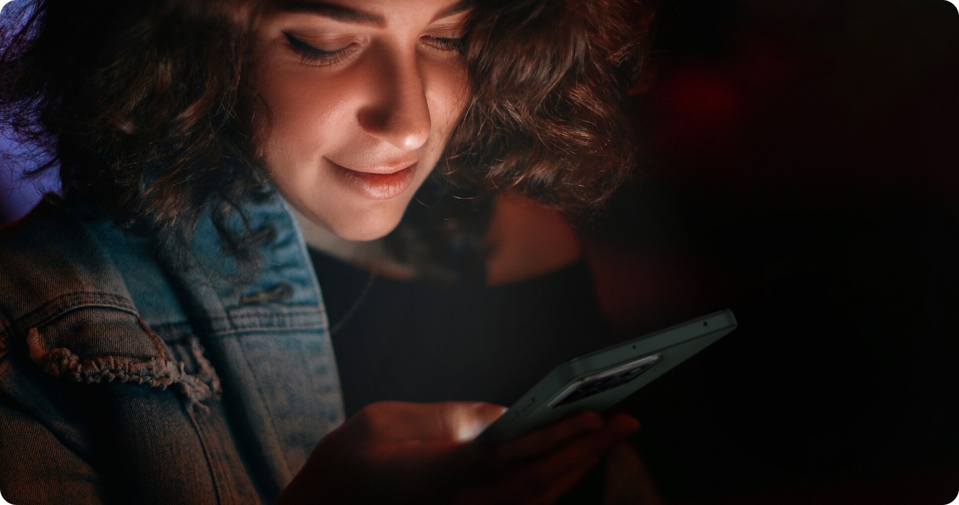 В темных условиях яркость автоматически снижается до 2 нит, с несколькими вариантами защиты глаз и яркими режимами защиты.