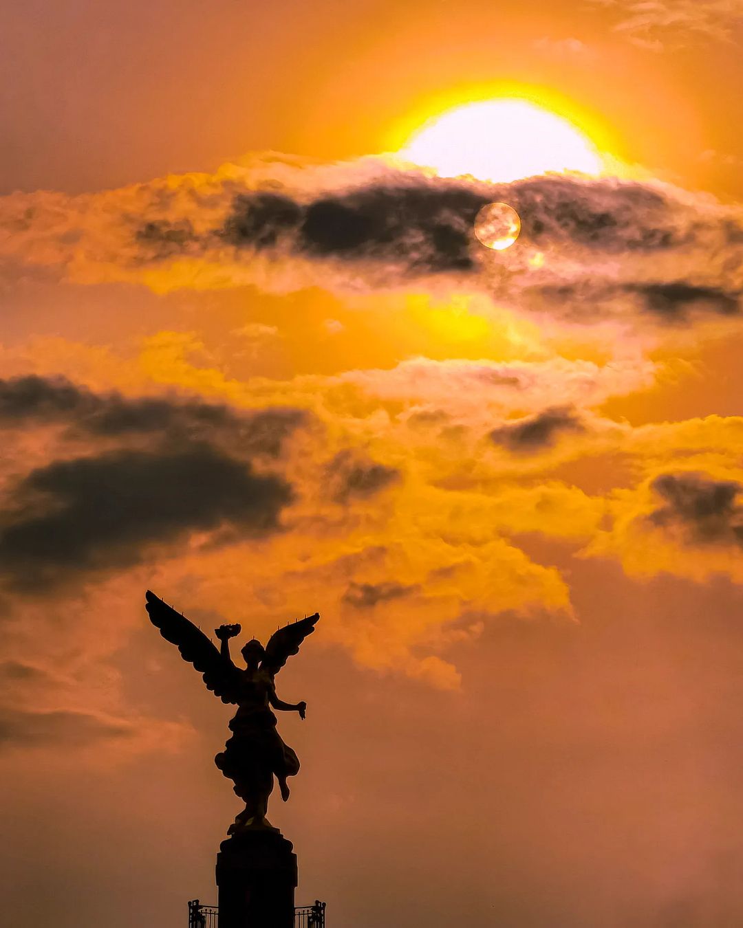La silueta del Ángel de la Independencia y el Sol en una tarde cualquiera en la CDMX