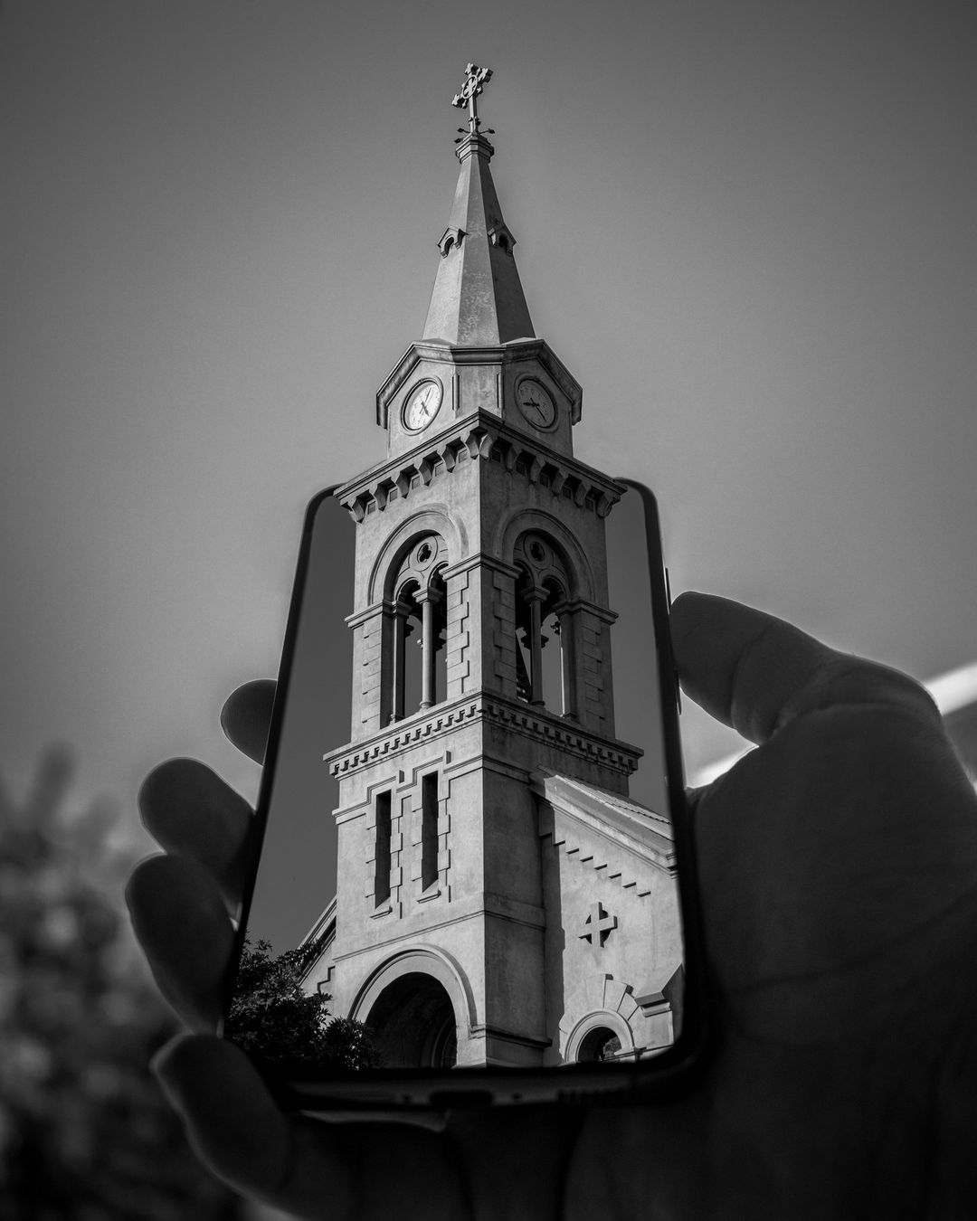 Un encuentro fugaz entre lo divino y lo humano en medio del bullicio urbano