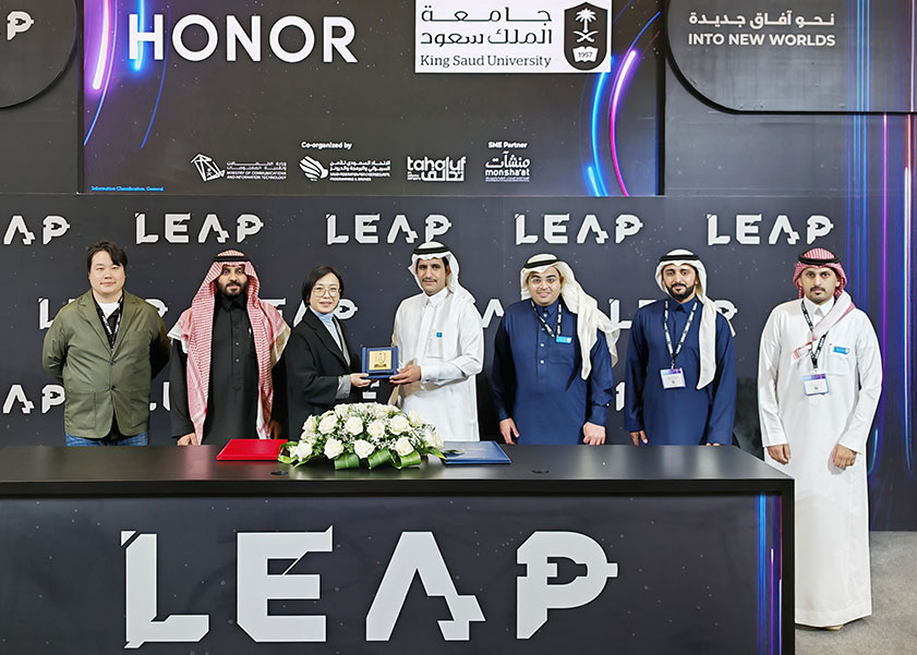 علامة HONOR تفتتح منصة الإعلان في LEAP 2025 مع إطلاق هاتف PORSCHE DESIGN HONOR Magic7 RSR