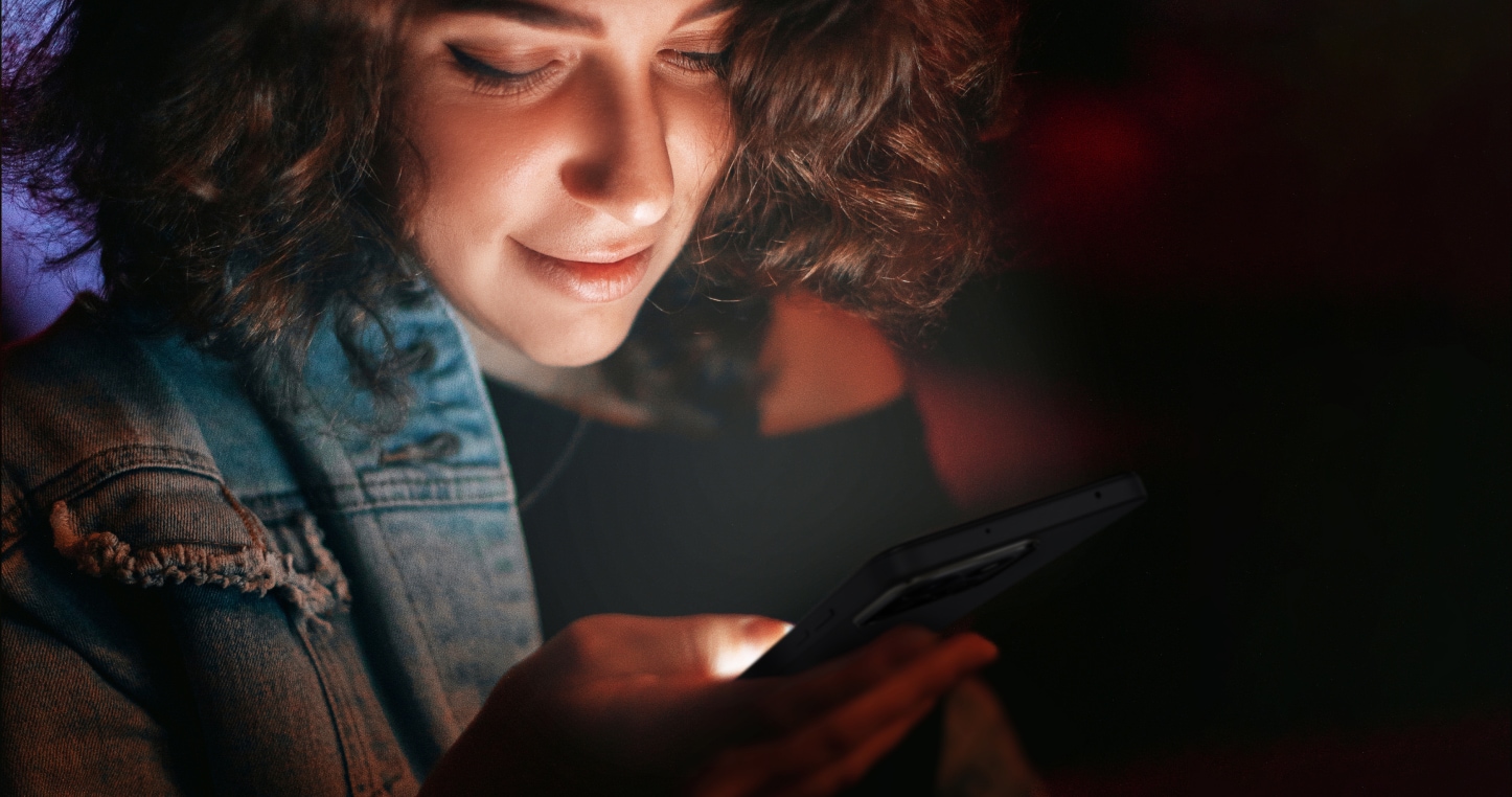 In dark environments, brightness automatically dims to as little as 2-nits, with multiple eye care options and bright protection modes.